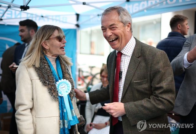 영국개혁당 후보의 선거 운동 중인 패라지 대표