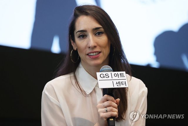 질문에 답하는 인마클라다 살로몬