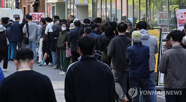 SKT, 유심 교체 기다리는 시민들
