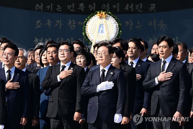 국기에 대한 경례하는 이재명 후보