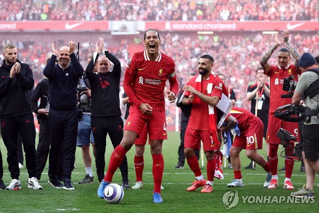 우승한 뒤 환호하는 리버풀 선수들