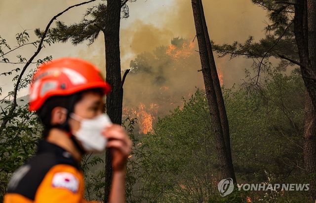 강풍에 번지는 산불