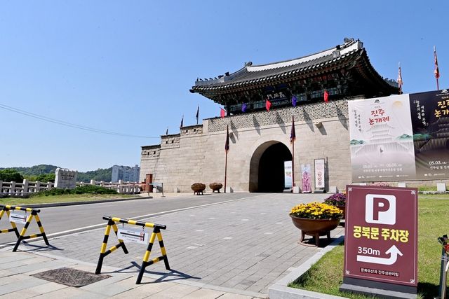 매표소 철거 뒤 촉석문 모습