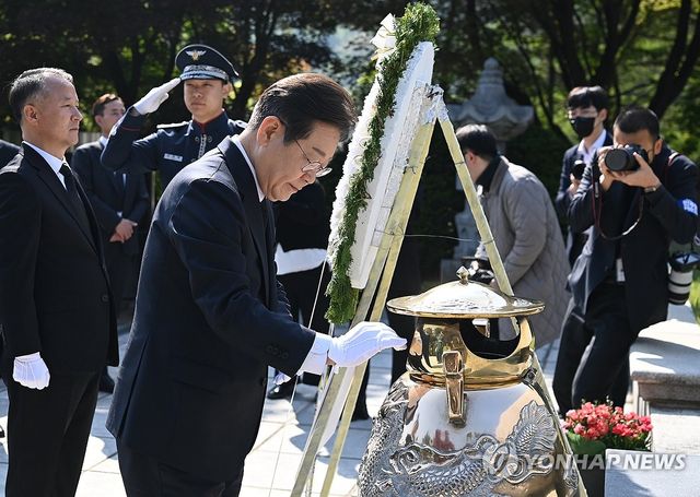 이재명 후보, 고 이승만 묘역 참배