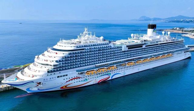 제주 강정항 찾은 중국 크루즈 '아도라매직시티'