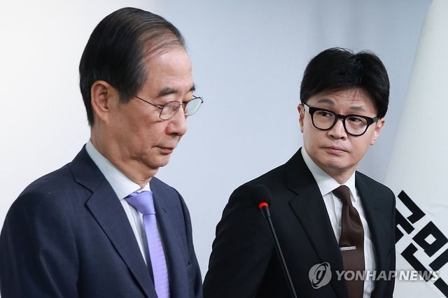 공동 담화문 발표 준비하는 한 총리와 한 대표