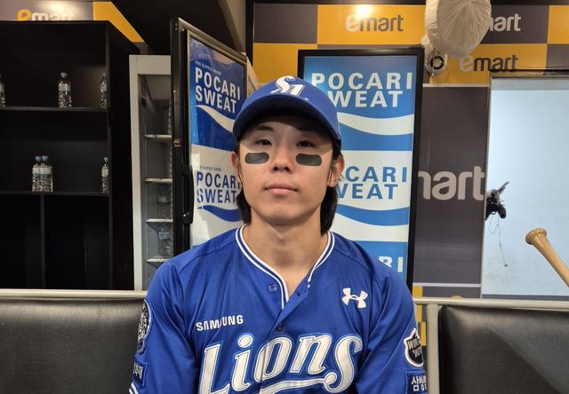 인터뷰하는 김성윤