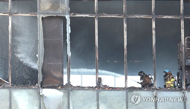 부산 반얀트리 공사장 화재 잔불 진화 작업