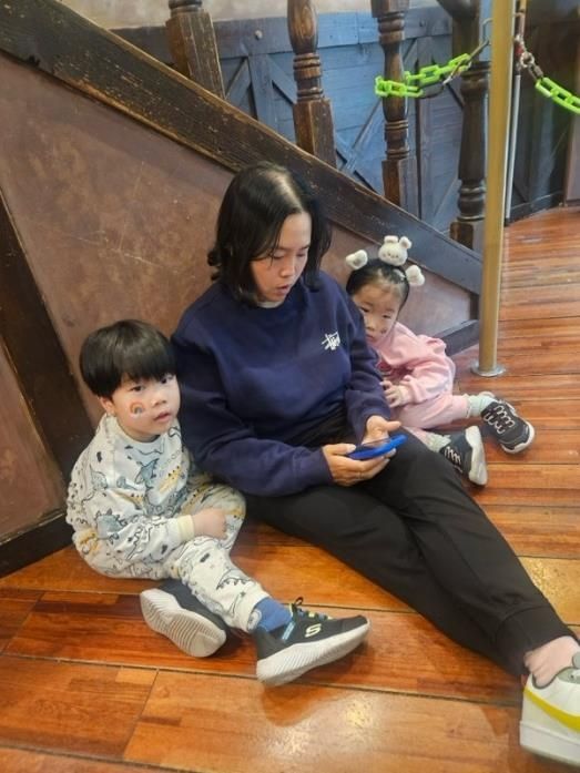 엄마 골퍼 안선주(가운데)와 쌍둥이 자녀들