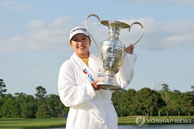 셰브론 챔피언십 우승 트로피 든 사이고 마오