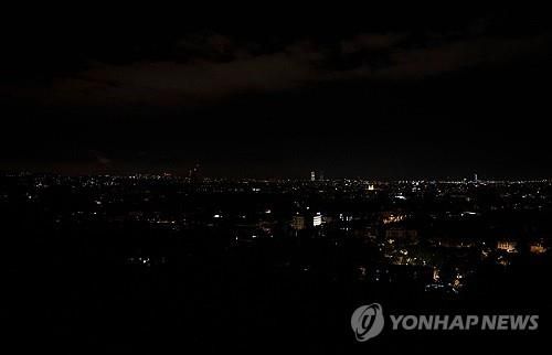 28일(현지시간) 정전으로 깜깜한 스페인 바르셀로나 전경