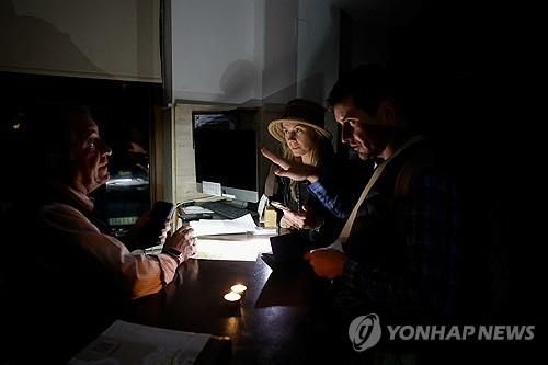 스페인 론다 지역을 찾은 여행객들이 불 꺼진 호텔에서 체크인하고 있다. 