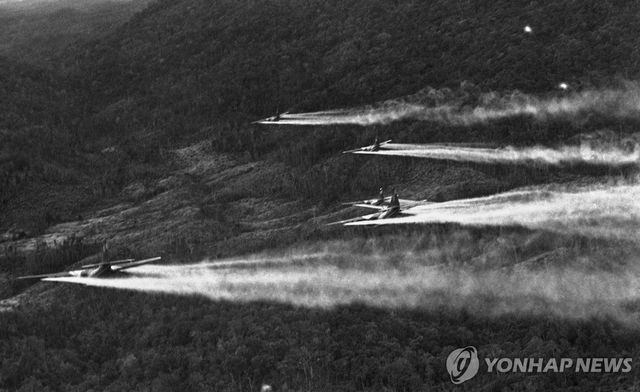 베트남전 당시 미군의 고엽제 살포 장면