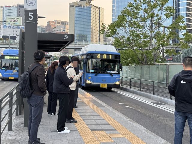 서울역 버스 환승센터에서 버스 기다리는 시민들