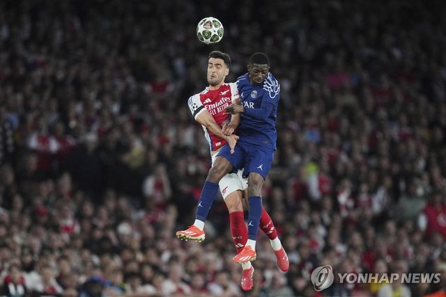PSG의 아스널의 경기에서 공중볼 경합 모습.