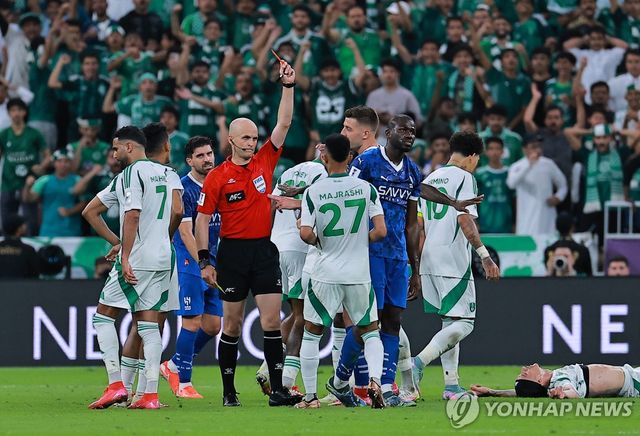 퇴장당하는 알힐랄의 쿨리발리.