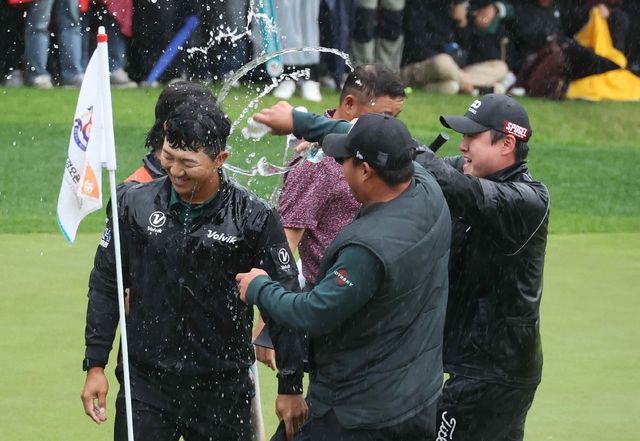 2024년 대회 우승자 김홍택(왼쪽)을 축하해주는 동료 선수들.