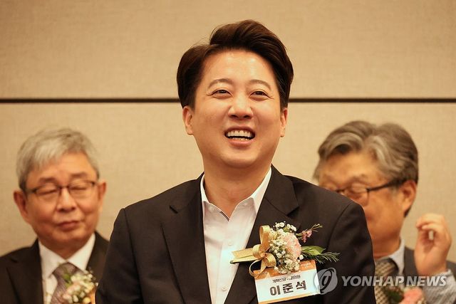 웃는 이준석 대선후보