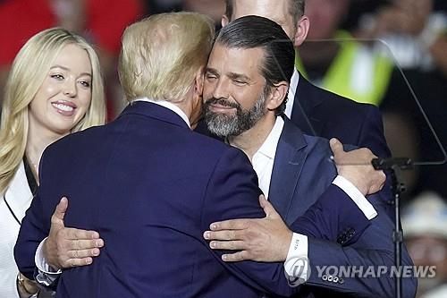 부친과 포옹하는 도널드 트럼프 주니어 [AP 연합뉴스 자료사진. 재판매 및 DB 금지]