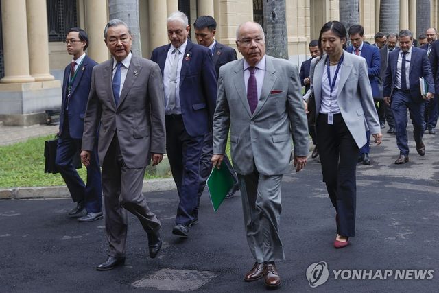 브릭스 외교장관 회의장으로 이동하는 중국(왼쪽)·브라질 외교 수장
