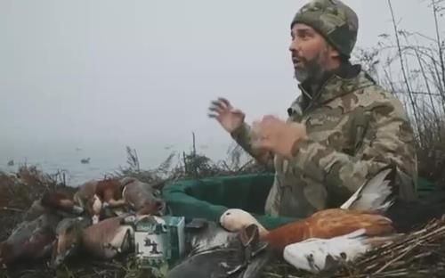 갓 잡은 오리 설명하는 트럼프 주니어. 오른쪽 하단이 보호종인 황오리 [사냥 전문 웹사이트 '필드 에토스' 영상 캡처. 재판매 및 DB 금지]