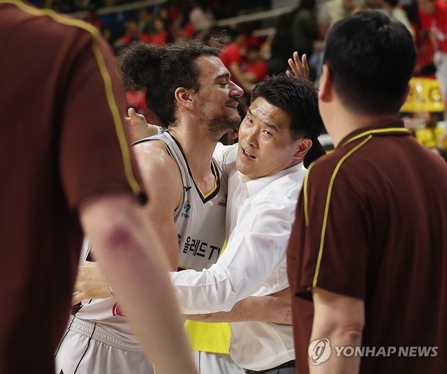 마레이와 기뻐하는 조상현 감독