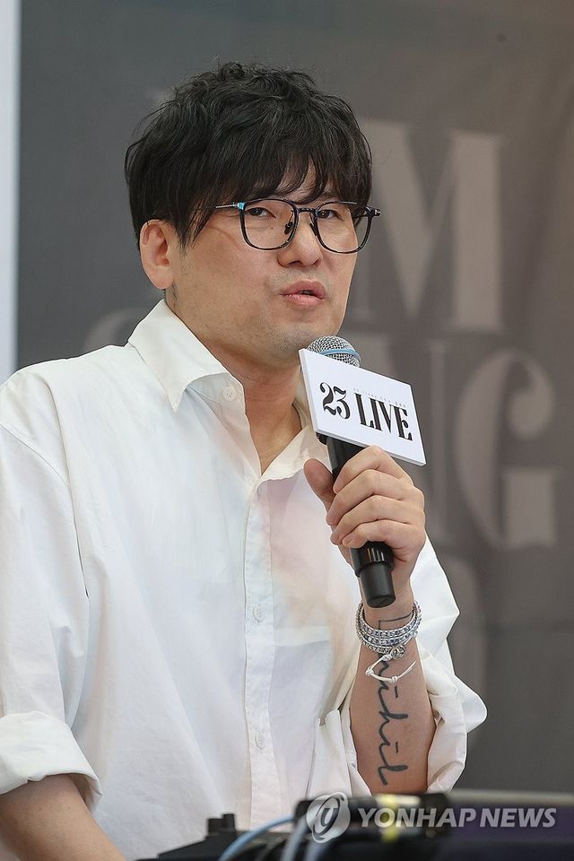 인사말 하는 김성수 음악감독