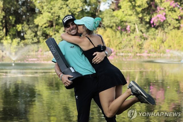 멕시코 대회 우승 후 아내와 포옹하는 니만(왼쪽)