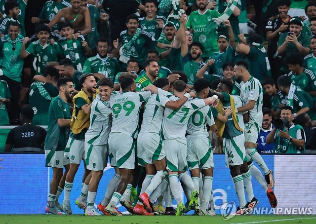 골 세리머니 하는 알아흘리 선수들.