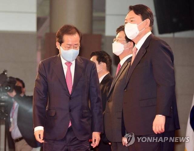 단상에 오르는 2021년 국민의힘 대선 경선 후보들