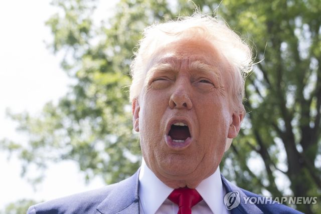 기자들과 대화하는 트럼프 미국 대통령