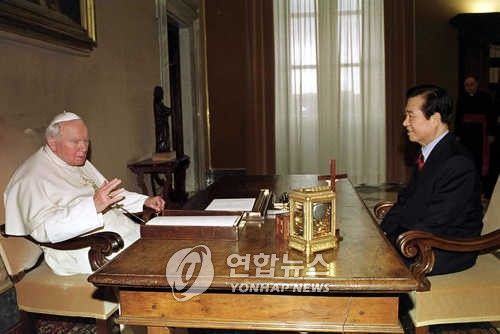 김대중 대통령과 면담 중인 교황 요한 바오로 2세 