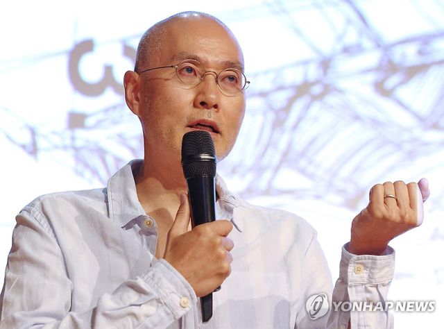 작년 8월 서울에서 개인전을 열고 기자들과 만난 서도호 작가