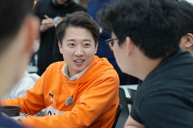 한국항공대를 찾아 학생들과 학식을 먹는 이준석 후보