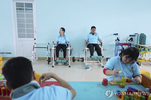 물리치료를 받는 베트남전 고엽제 피해 장애인들