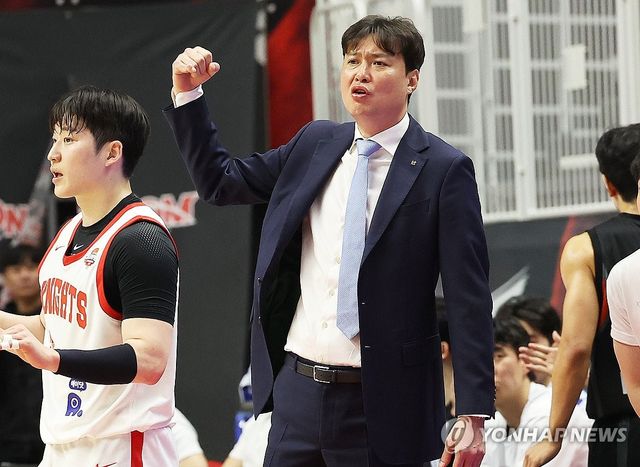 작전 지시하는 송영진 감독