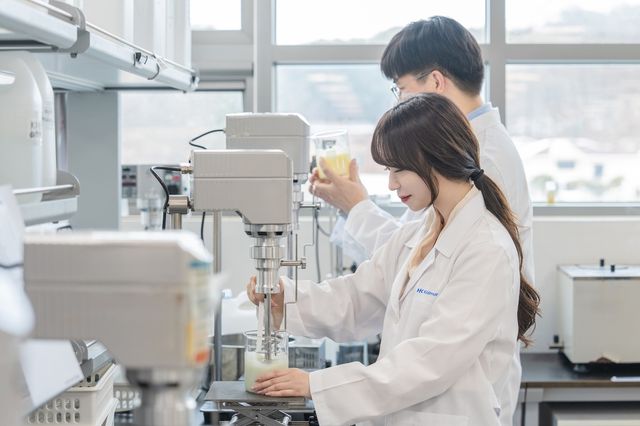 한국콜마 "피부 세포 젊어지는 역노화 화장품 기술 개발"