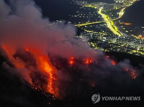 민가 인근에서 타오르는 산불