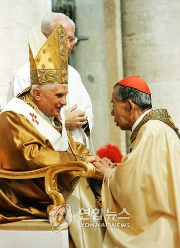 교황과 인사나누는 김수환 추기경