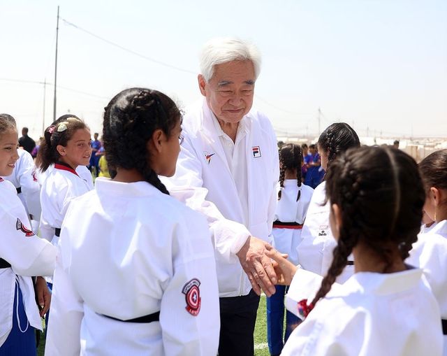 난민 청소년들을 격려하는 조정원 세계태권도연맹 총재.