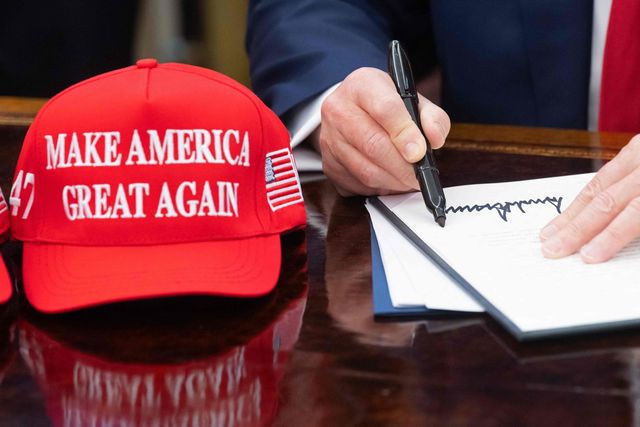 서명하는 도널드 트럼프 미국 대통령 