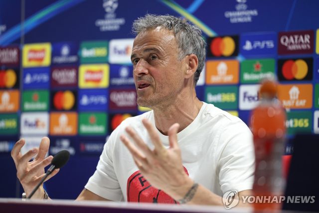 아스널전을 앞두고 기자회견에 나선 PSG 루이스 엔리케