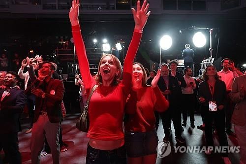 선거 승리 환호하는 캐나다 자유당 지지자