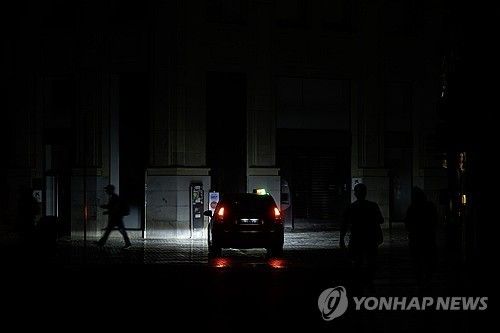 정전사태 발생한 스페인의 한 거리