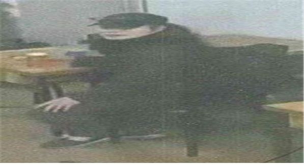 식당에서 무전취식하는 A씨 모습