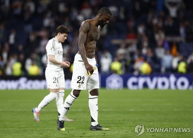 고개 숙인 레알 마드리드의 수비수 안토니오 뤼디거