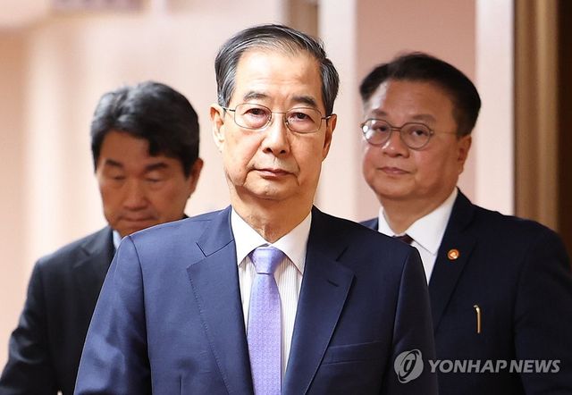 국무회의 입장하는 한덕수 대통령 권한대행