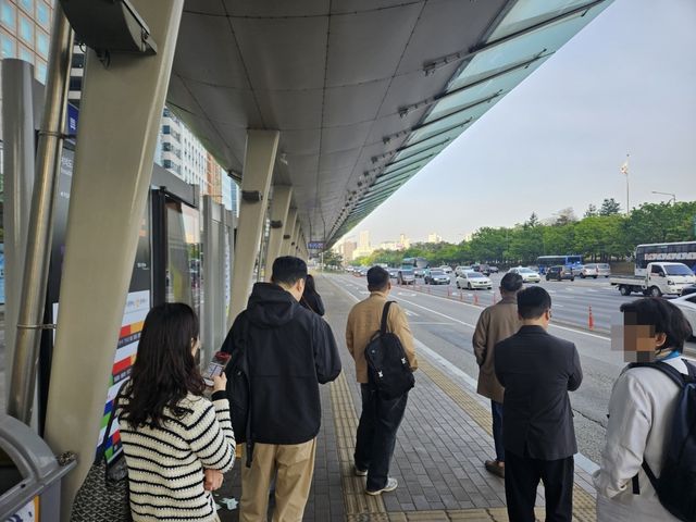 여의도역 환승센터에서 버스 기다리는 시민들