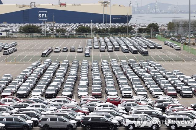 수출용 자동차가 세워져 있는 평택항 모습