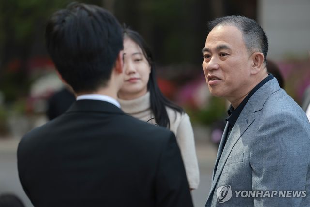 질문에 답하는 '정치 브로커' 명태균